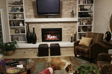 デンバーにある高級な中くらいなコンテンポラリースタイルのおしゃれなリビング (ベージュの壁、カーペット敷き、標準型暖炉、石材の暖炉まわり、壁掛け型テレビ、ベージュの床) の写真