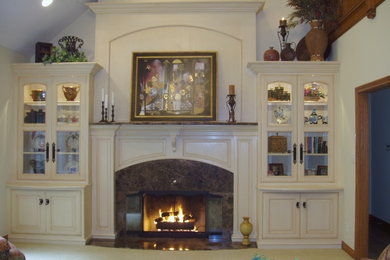 インディアナポリスにある高級な中くらいなトラディショナルスタイルのおしゃれなリビング (白い壁、カーペット敷き、標準型暖炉、木材の暖炉まわり、テレビなし) の写真