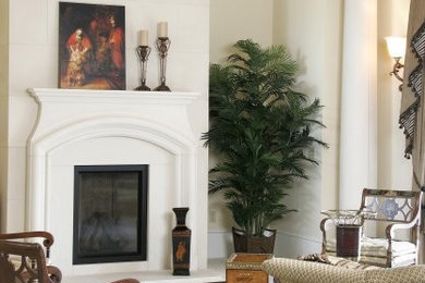 カンザスシティにあるお手頃価格の中くらいなトラディショナルスタイルのおしゃれな応接間 (ベージュの壁、カーペット敷き、標準型暖炉、石材の暖炉まわり、テレビなし、白い床) の写真