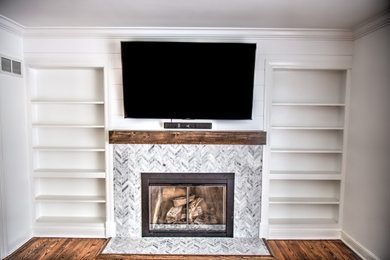 シカゴにあるお手頃価格の小さなラスティックスタイルのおしゃれな独立型リビング (白い壁、濃色無垢フローリング、標準型暖炉、タイルの暖炉まわり、壁掛け型テレビ、茶色い床) の写真