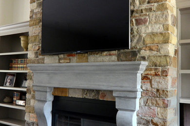 タンパにある高級な中くらいなモダンスタイルのおしゃれな応接間 (濃色無垢フローリング、標準型暖炉、石材の暖炉まわり、壁掛け型テレビ) の写真