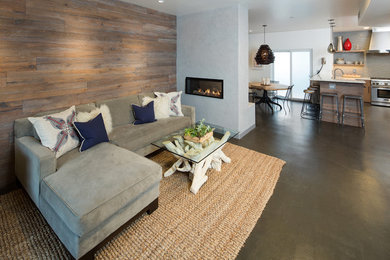 На фото: парадная, открытая гостиная комната среднего размера в современном стиле с коричневыми стенами, бетонным полом, двусторонним камином, фасадом камина из бетона и серым полом без телевизора с