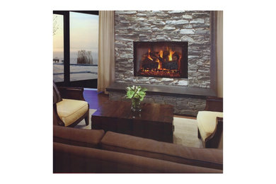 カンザスシティにある高級な広いトランジショナルスタイルのおしゃれなリビング (白い壁、濃色無垢フローリング、標準型暖炉、石材の暖炉まわり、テレビなし、茶色い床) の写真