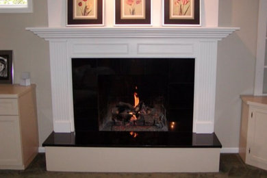 シンシナティにあるトラディショナルスタイルのおしゃれなリビング (標準型暖炉、木材の暖炉まわり、ベージュの壁、カーペット敷き) の写真