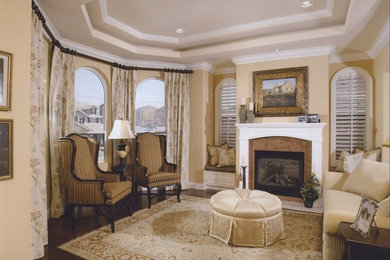 Aménagement d'un salon classique de taille moyenne et fermé avec une salle de réception, un mur beige, parquet foncé, une cheminée standard, un manteau de cheminée en carrelage, aucun téléviseur et un sol marron.