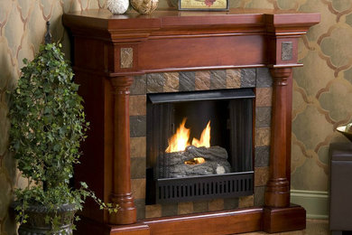 デトロイトにあるおしゃれなリビング (淡色無垢フローリング、標準型暖炉、木材の暖炉まわり) の写真
