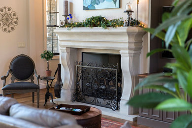 デンバーにあるラグジュアリーな広いヴィクトリアン調のおしゃれなLDK (ベージュの壁、濃色無垢フローリング、標準型暖炉、コンクリートの暖炉まわり、茶色い床) の写真