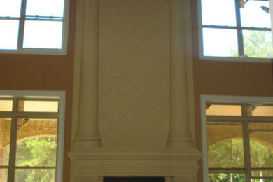 アトランタにあるおしゃれな応接間 (ベージュの壁、カーペット敷き、標準型暖炉、漆喰の暖炉まわり) の写真