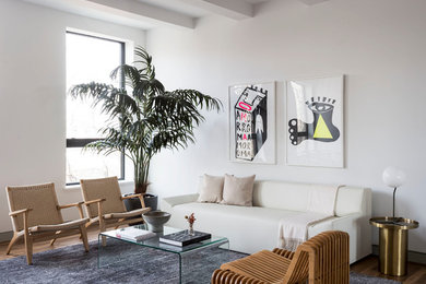 Cette photo montre un salon scandinave avec une salle de réception, un mur blanc, parquet foncé et un sol marron.