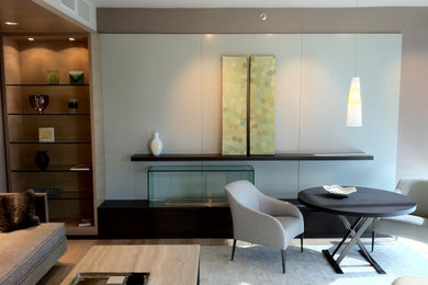 Foto de salón para visitas cerrado minimalista de tamaño medio sin chimenea y televisor con paredes azules y suelo de madera clara