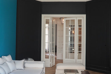 Inspiration pour un salon design ouvert avec un mur blanc, parquet clair, aucune cheminée et aucun téléviseur.