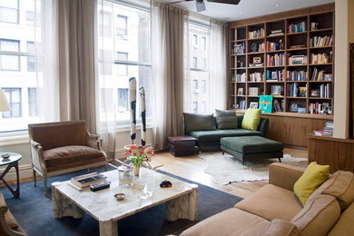 Immagine di un soggiorno design con libreria, pareti beige, nessun camino e nessuna TV