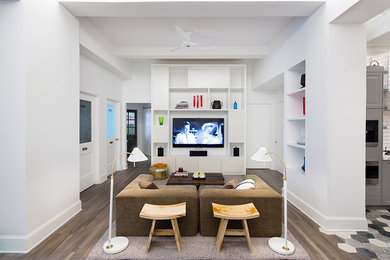 Immagine di un soggiorno design di medie dimensioni e aperto con pareti bianche, parquet chiaro e nessun camino