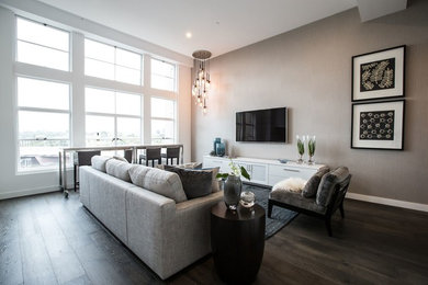 Стильный дизайн: двухуровневая гостиная комната в современном стиле с паркетным полом среднего тона и телевизором на стене - последний тренд