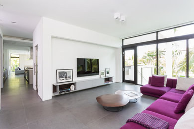 Modelo de salón cerrado contemporáneo grande con suelo de mármol, paredes blancas, televisor colgado en la pared y suelo gris
