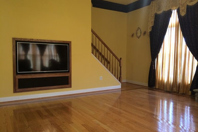 Imagen de salón abierto grande con suelo de madera en tonos medios