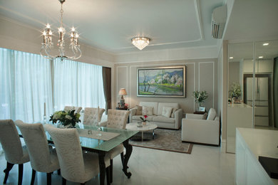 Diseño de salón abierto tradicional de tamaño medio con paredes beige y suelo de mármol
