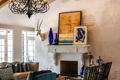 Ejemplo de salón para visitas tradicional renovado con paredes beige, suelo de madera en tonos medios, todas las chimeneas y marco de chimenea de yeso