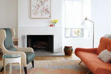 На фото: гостиная комната в современном стиле с ковровым покрытием с