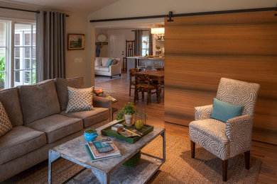 Foto de salón para visitas cerrado contemporáneo de tamaño medio sin chimenea y televisor con paredes beige y suelo de madera en tonos medios