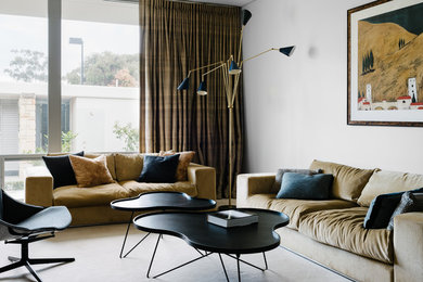 Immagine di un soggiorno minimalista con pareti bianche e moquette