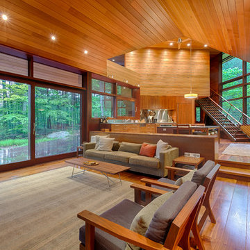 Frank Lloyd Wright-Inspired Lakeside Home