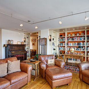 Mittelgroße, Offene Stilmix Bibliothek mit weißer Wandfarbe, braunem Holzboden, Multimediawand und gelbem Boden in San Francisco