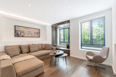 Großes, Repräsentatives, Offenes Modernes Wohnzimmer mit weißer Wandfarbe und dunklem Holzboden in London
