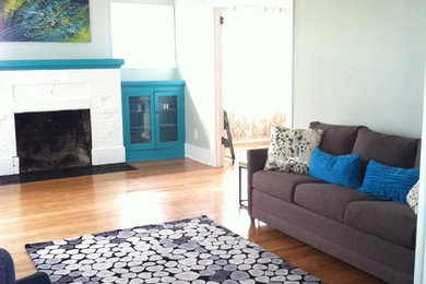 Mittelgroßes, Abgetrenntes Rustikales Wohnzimmer mit grauer Wandfarbe, hellem Holzboden, Kamin, Kaminumrandung aus Backstein, TV-Wand und blauem Boden in Seattle
