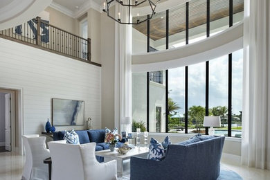 Großes, Offenes Maritimes Wohnzimmer mit weißer Wandfarbe, Marmorboden und beigem Boden in Miami