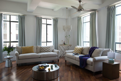 Imagen de salón abierto clásico renovado de tamaño medio sin chimenea con paredes blancas, suelo de madera en tonos medios y televisor colgado en la pared