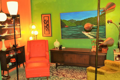 Imagen de salón con barra de bar tipo loft retro pequeño sin televisor con paredes verdes y suelo de cemento