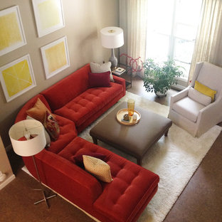 Idée de décoration pour un salon minimaliste de taille moyenne et ouvert avec un mur beige, un sol en liège et une salle de réception.