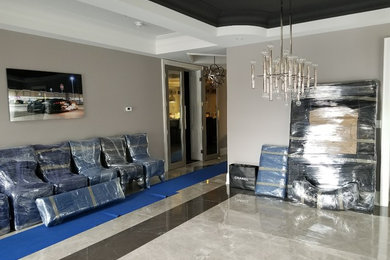 На фото: большая изолированная гостиная комната с мраморным полом и серым полом с