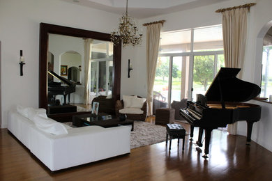 Imagen de salón con rincón musical cerrado clásico renovado de tamaño medio sin chimenea y televisor con paredes blancas y suelo de madera en tonos medios