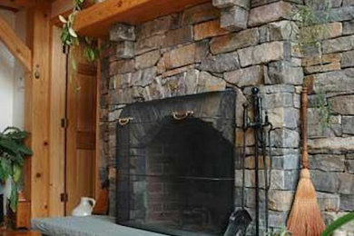 Diseño de salón para visitas abierto grande con paredes marrones, suelo de madera en tonos medios, todas las chimeneas y marco de chimenea de piedra