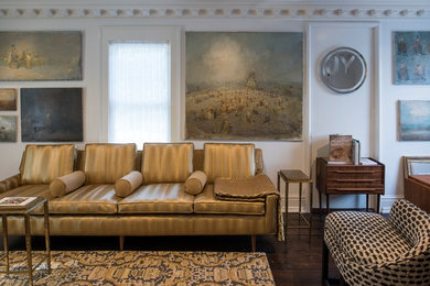 Foto de salón retro con paredes blancas y suelo de madera oscura