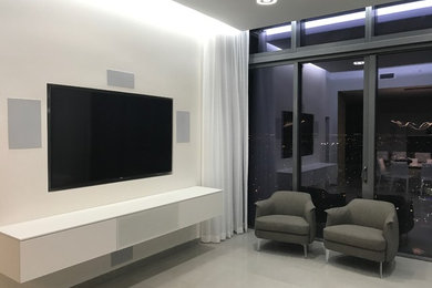 Foto de salón moderno grande con paredes blancas y pared multimedia