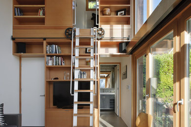Diseño de biblioteca en casa contemporánea con pared multimedia