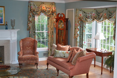 На фото: парадная гостиная комната в классическом стиле с синими стенами и стандартным камином с