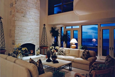 マイアミにある広いトランジショナルスタイルのおしゃれなリビング (白い壁、標準型暖炉、石材の暖炉まわり、テレビなし) の写真