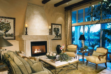 マイアミにある広いトラディショナルスタイルのおしゃれなリビング (ベージュの壁、磁器タイルの床、標準型暖炉、漆喰の暖炉まわり、テレビなし、ベージュの床) の写真
