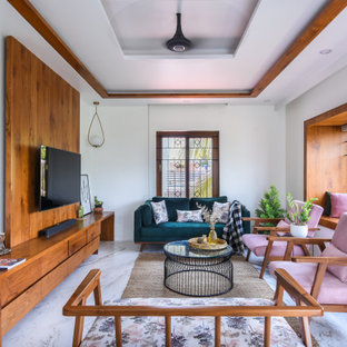 Offenes Modernes Wohnzimmer mit weißer Wandfarbe, Wand-TV, weißem Boden und eingelassener Decke in Bangalore