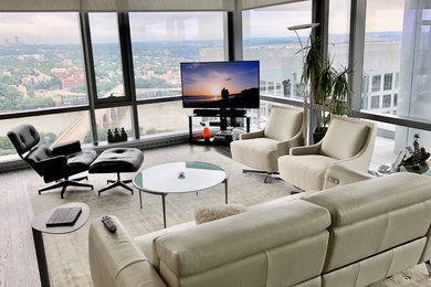 Foto de salón cerrado moderno de tamaño medio sin chimenea con suelo de madera en tonos medios, televisor independiente y suelo marrón
