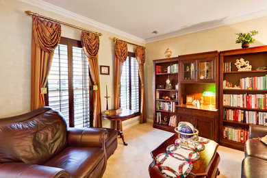 Идея дизайна: парадная, изолированная гостиная комната среднего размера в классическом стиле с бежевыми стенами и ковровым покрытием без камина, телевизора