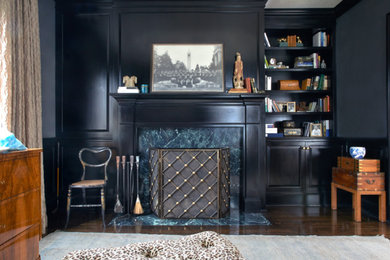 Imagen de salón tradicional con paredes negras y suelo de madera oscura