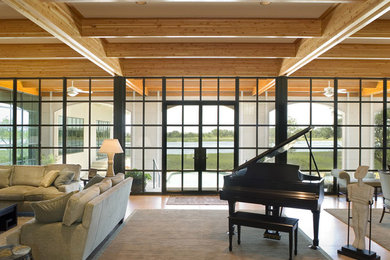Foto de salón con rincón musical abierto actual grande con suelo de madera clara, paredes beige y suelo beige