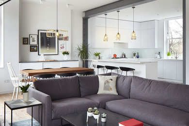Großes, Offenes Modernes Wohnzimmer ohne Kamin mit weißer Wandfarbe, dunklem Holzboden und Multimediawand in London