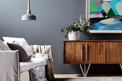 Großes, Repräsentatives, Offenes Modernes Wohnzimmer mit grauer Wandfarbe und hellem Holzboden in Melbourne