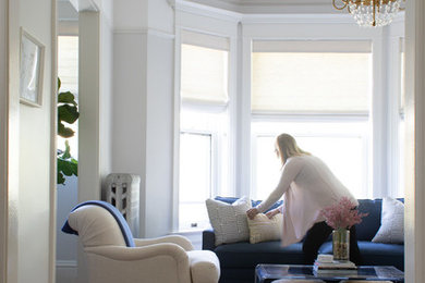 Mittelgroßes Klassisches Wohnzimmer mit weißer Wandfarbe, braunem Holzboden, TV-Wand und braunem Boden in Chicago